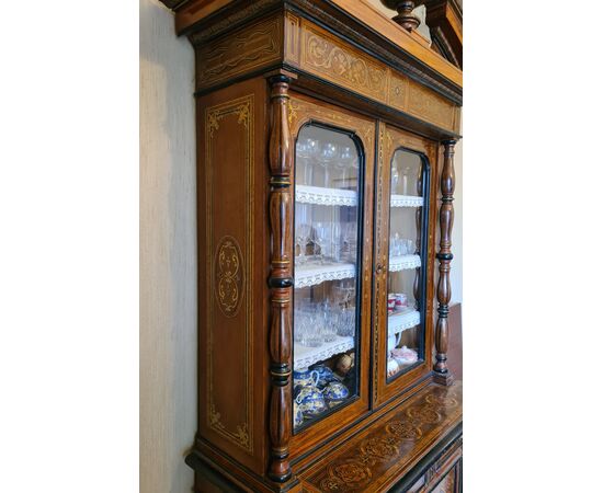 Credenza a due corpi. 
