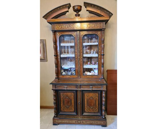 Credenza a due corpi. 
