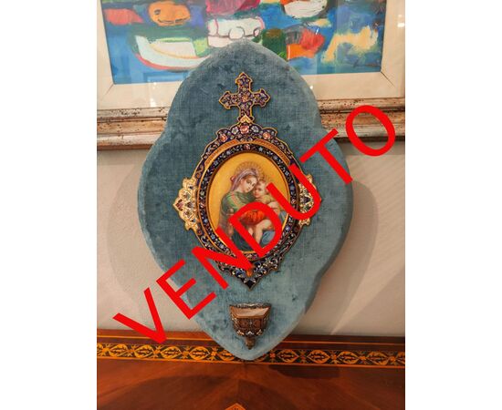 Grande acquasantiera raffigurante la Madonna della Seggiola.