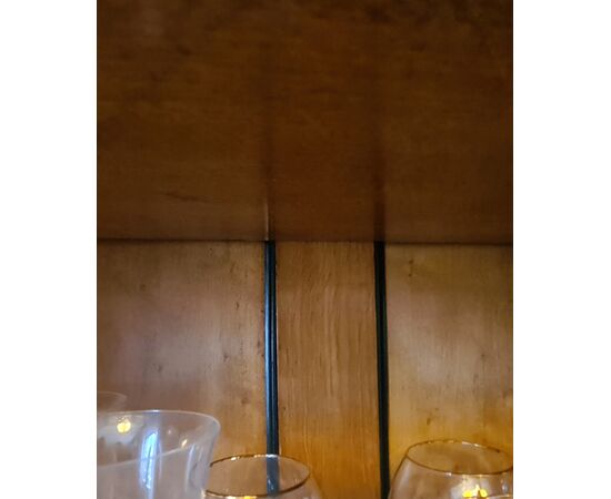 Credenza a due corpi. 