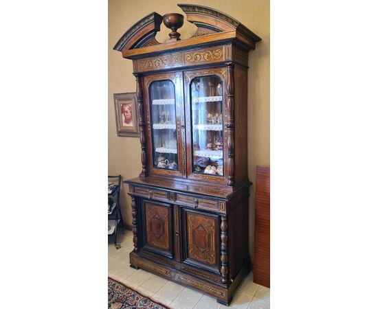 Credenza a due corpi. 