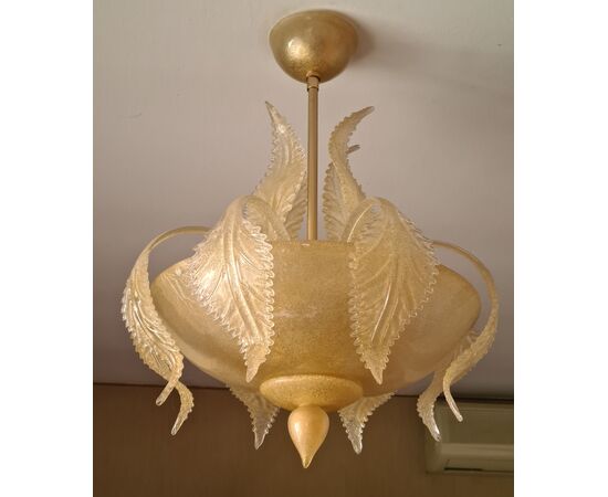 Lampadario di Barovier e Toso in vetro pulegoso dorato. 
