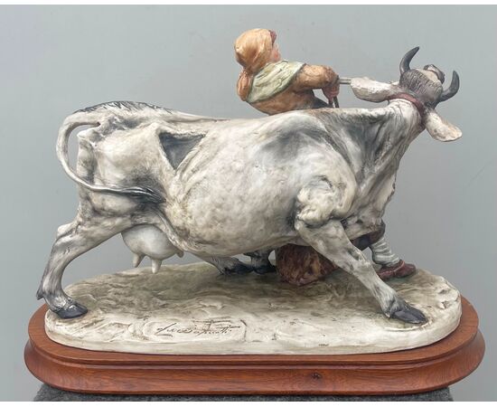 Figura di contadina con mucca in ceramica.Manifattura Cacciapuoti. Milano.