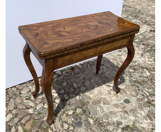 Tavolino da gioco lastronato in legno di ulivo. Toscana, XVIII secolo.