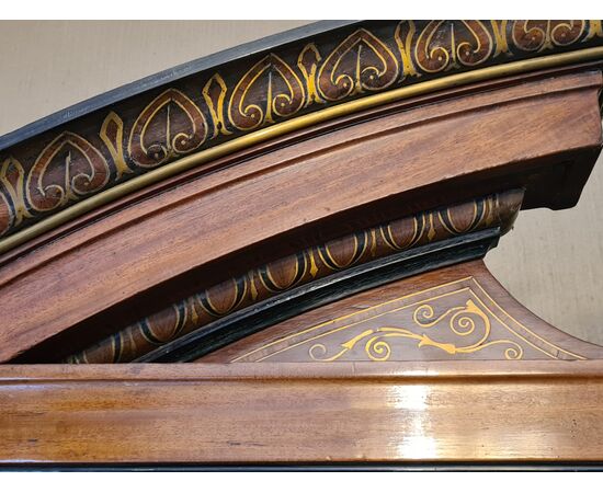 Credenza a due corpi. 