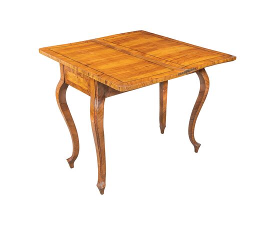 Tavolino da gioco lastronato in legno di ulivo. Toscana, XVIII secolo.