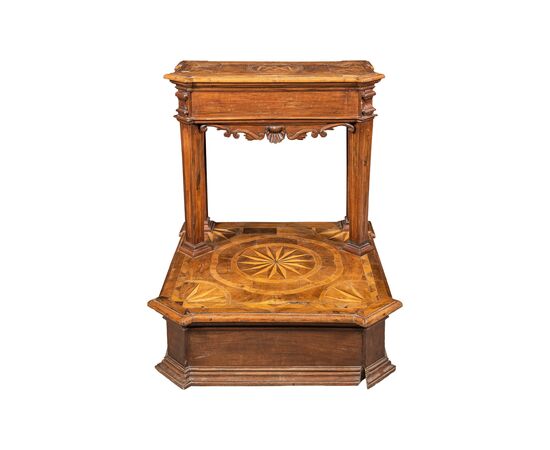 Inginocchiatoio in legno intagliato e intarsiato. Roma, XVIII secolo.