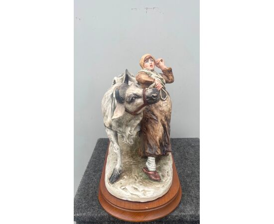 Figura di contadina con mucca in ceramica.Manifattura Cacciapuoti. Milano.