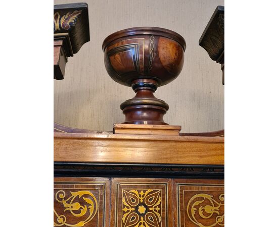 Credenza a due corpi. 