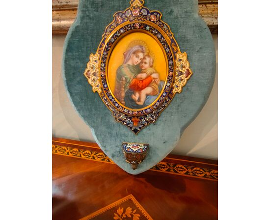 Grande acquasantiera raffigurante la Madonna della Seggiola.