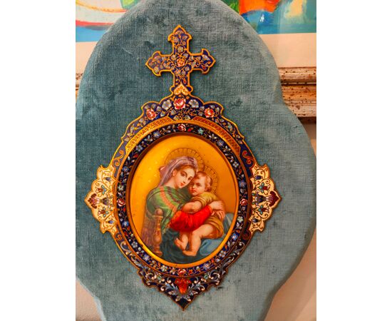 Grande acquasantiera raffigurante la Madonna della Seggiola.