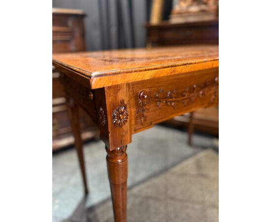 Tavolo in legno di ciliegio 