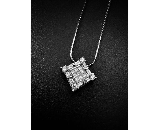 Pendente con  Diamanti  taglio principessa,  baguette  e  rotondo.