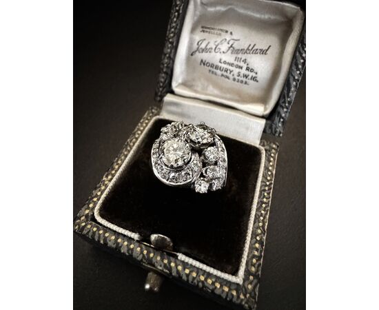 Anello  in  Platino  a  contrarie  con  Diamanti  2 ct.