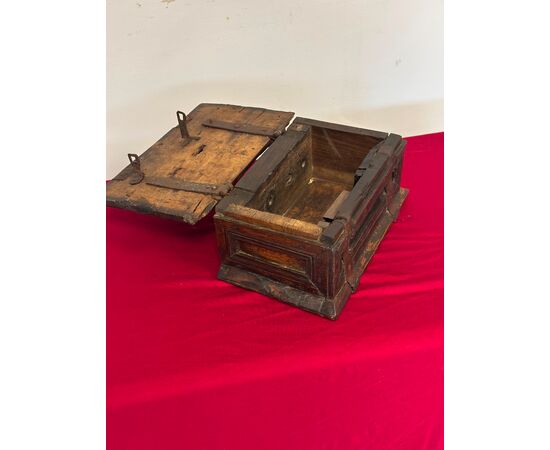 Elemosiniere in legno e ferro . XVI secolo