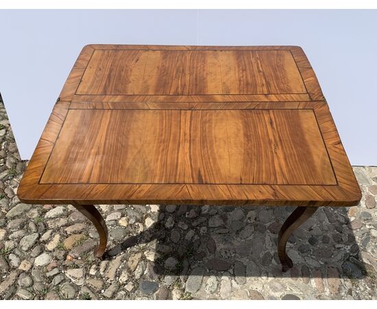 Tavolino da gioco lastronato in legno di ulivo. Toscana, XVIII secolo.