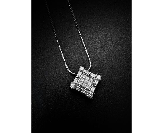 Pendente con  Diamanti  taglio principessa,  baguette  e  rotondo.