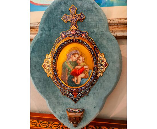 Grande acquasantiera raffigurante la Madonna della Seggiola.