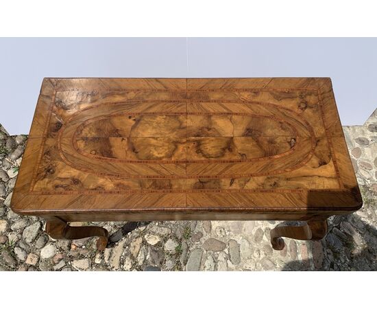 Tavolino da gioco lastronato in legno di ulivo. Toscana, XVIII secolo.