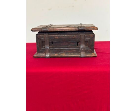 Elemosiniere in legno e ferro . XVI secolo