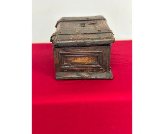 Elemosiniere in legno e ferro . XVI secolo