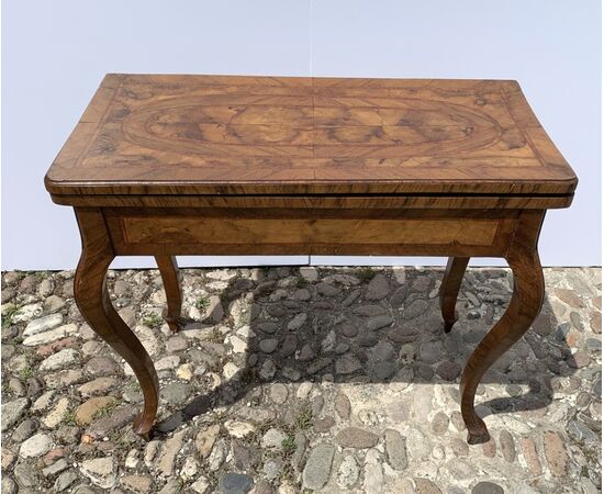 Tavolino da gioco lastronato in legno di ulivo. Toscana, XVIII secolo.