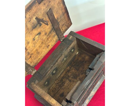 Elemosiniere in legno e ferro . XVI secolo