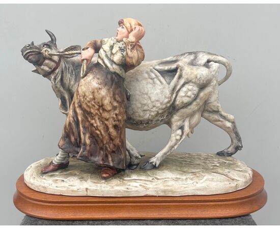 Figura di contadina con mucca in ceramica.Manifattura Cacciapuoti. Milano.