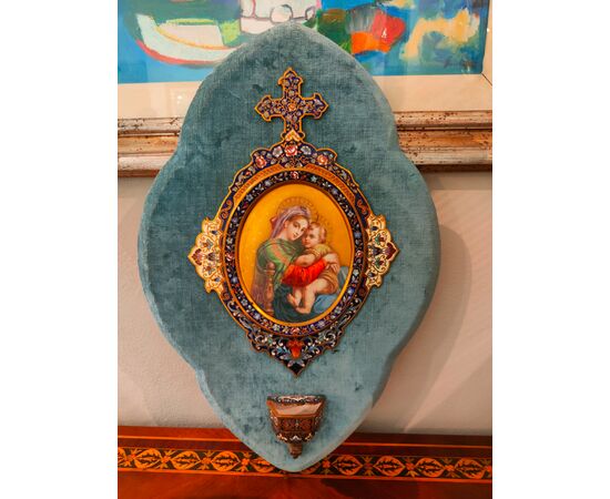Grande acquasantiera raffigurante la Madonna della Seggiola.