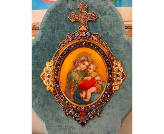 Grande acquasantiera raffigurante la Madonna della Seggiola.