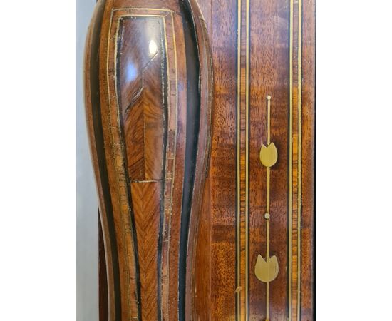 Credenza a due corpi. 