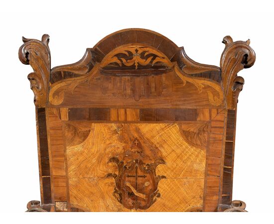 Poltrona in legno intagliato, lastronato e intarsiato. Italia, XVII-XVIII sec.