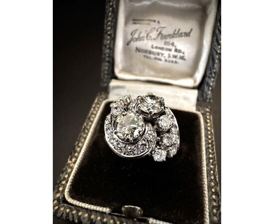 Anello  in  Platino  a  contrarie  con  Diamanti  2 ct.