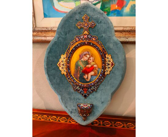 Grande acquasantiera raffigurante la Madonna della Seggiola.