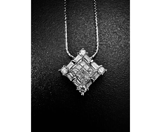 Pendente con  Diamanti  taglio principessa,  baguette  e  rotondo.