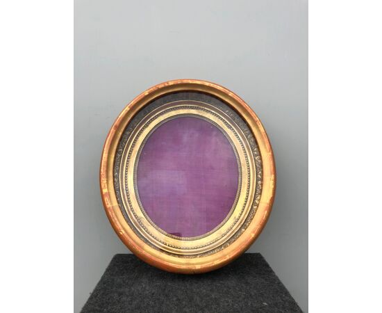 Carved and gilded wooden frame with removable lid.     