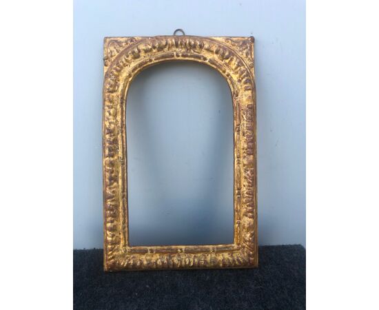 Frame in one piece in carved and gilded wood.     