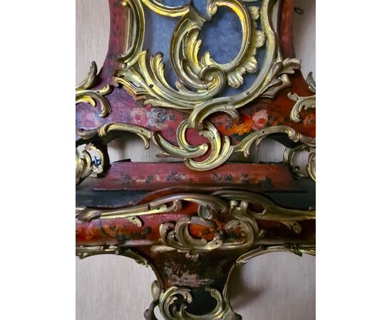 Orologio cartel.   Epoca e stile: Luigi XV, della seconda metà del XVIII secolo. 