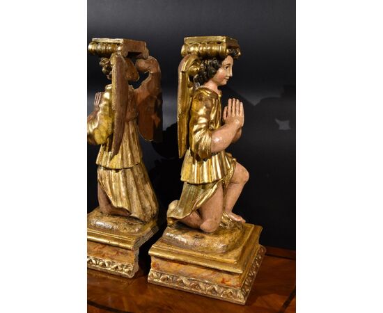 Coppia di angeli alati in legno intagliato, Toscana XVII secolo