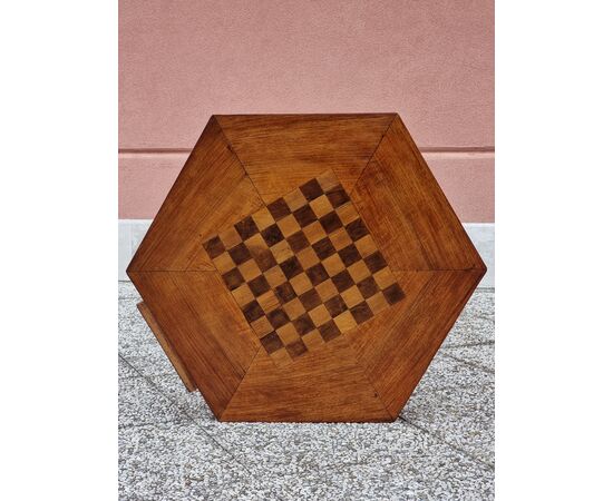 Tavolino da gioco esagonale con scacchiera, in noce, primi Ottocento