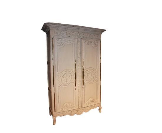 Armadio Francese Normandia a 2 Porte Laccato e decapato con Motivi di Intaglio in Noce