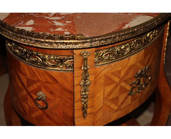 Tavolino comodino francese del 1800 Stile Luigi XV in Bois de Rose