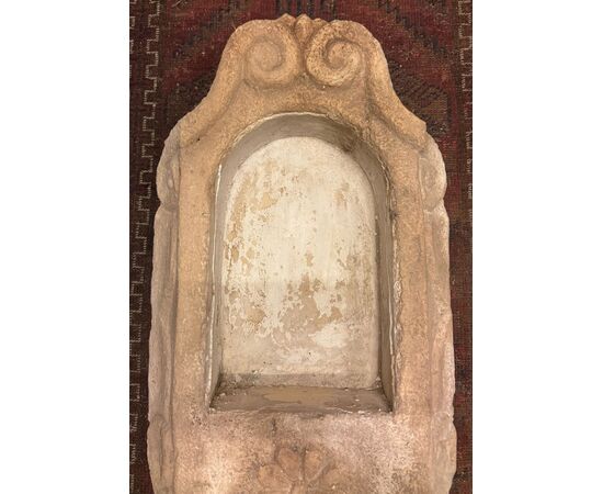 DARS670 - Teca in pietra scolpita, epoca '6/700, misura cm L 45 x H 82 x P 18