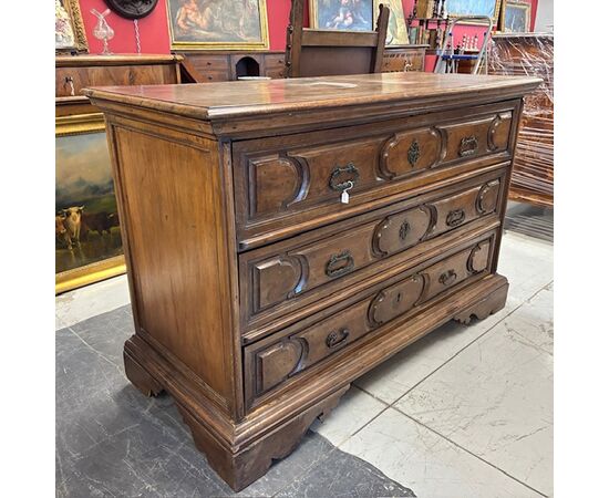 Antico Canterano – cassettone  Emiliano  Bolognese XVII sec . Cassetti bugnati . noce . Mis 143 x 60 . h 95