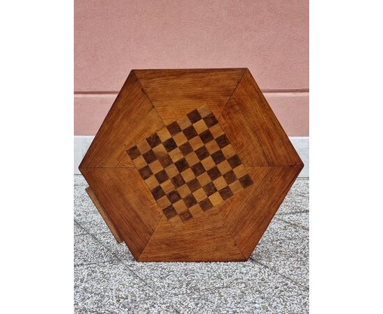 Tavolino da gioco esagonale con scacchiera, in noce, primi Ottocento