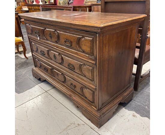 Antico Canterano – cassettone  Emiliano  Bolognese XVII sec . Cassetti bugnati . noce . Mis 143 x 60 . h 95