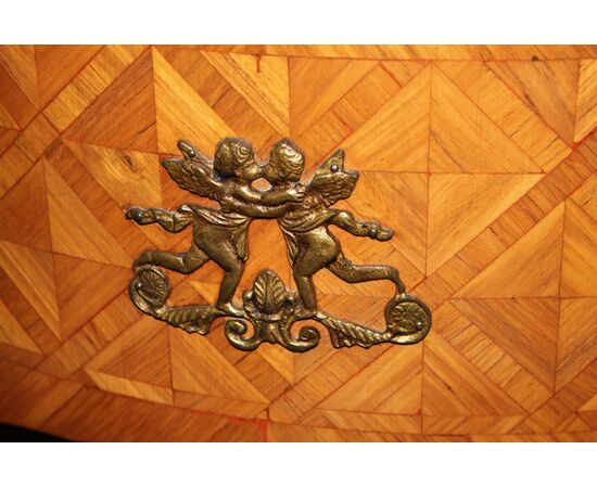 Tavolino comodino francese del 1800 Stile Luigi XV in Bois de Rose