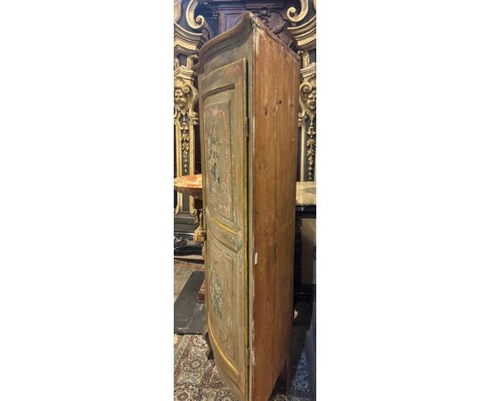 ARM244 - Angoliera in legno laccato, epoca '700, misure cm L 90 x H 180 x P lato 60