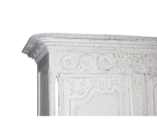 Armadio Francese Normandia a 2 Porte Laccato e decapato con Motivi di Intaglio in Noce