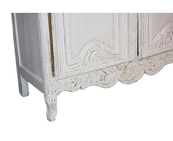Armadio Francese Normandia a 2 Porte Laccato e decapato con Motivi di Intaglio in Noce